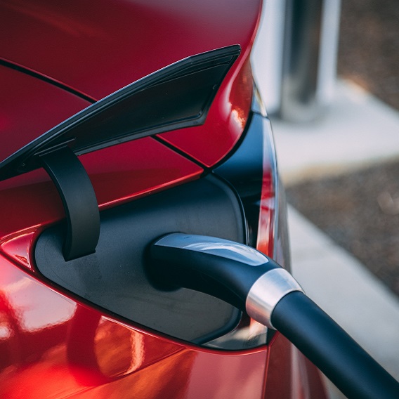 Röd elbil laddas