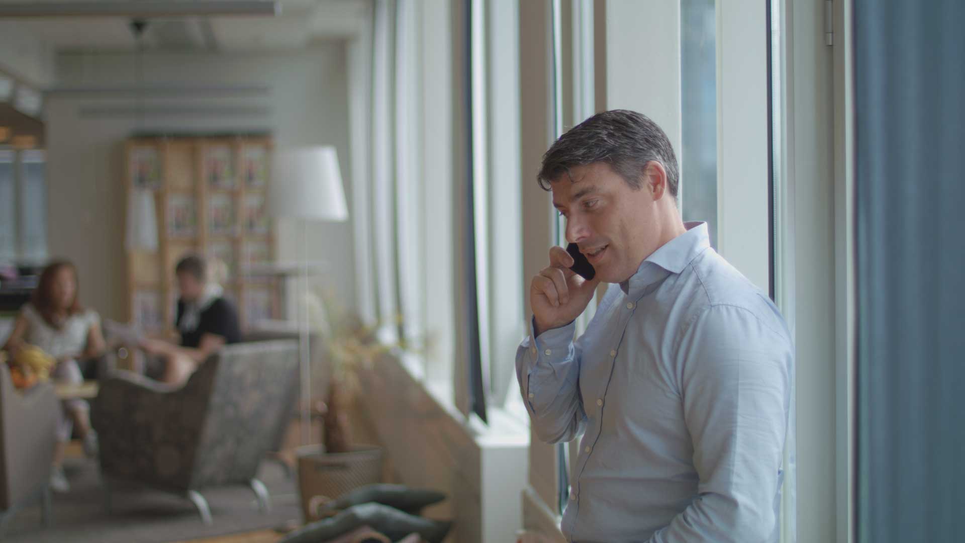 Man pratar i mobiltelefon.