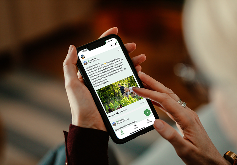 Närbild händer och mobilskärm med Boappas app