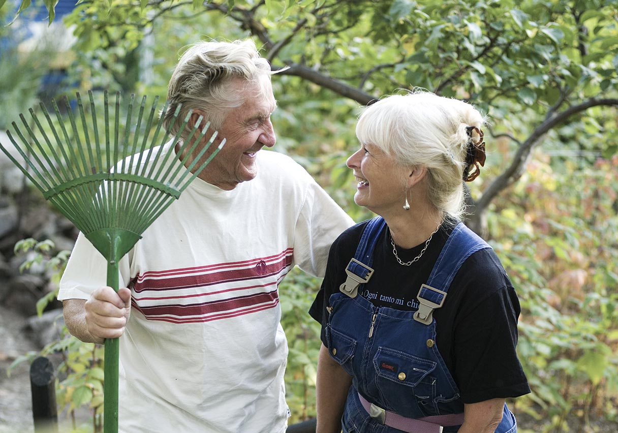 Äldre par i trädgård